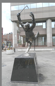 Bobby Orr statue -Boston, MA, USA - photo by Luxury Experience 