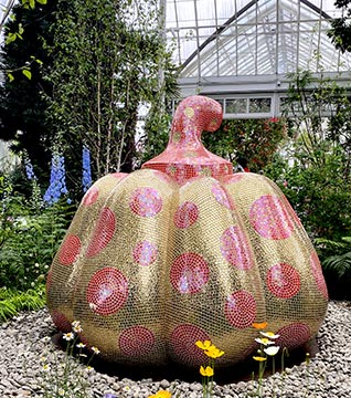 KUSAMA - Gold Pumpkin - NY Botanical Gardens - photo by Luxury Experience