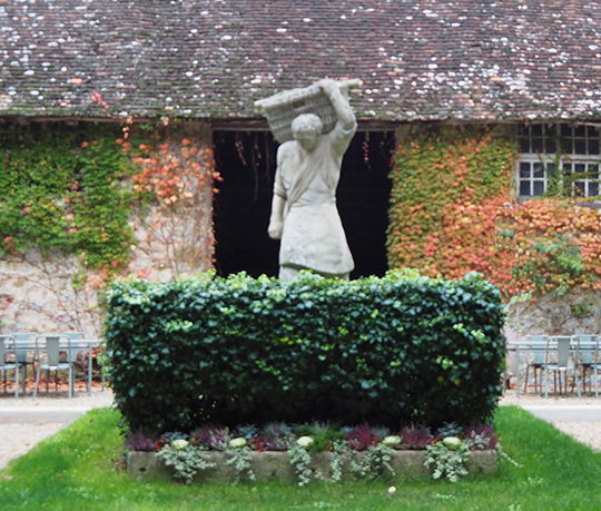 Château du Clos de Vougeot Statue - photo by Luxury Experience