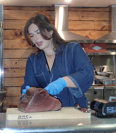 Chef Alessandra Ciuffo cutting piece of tuna - photo by Luxury Exprience