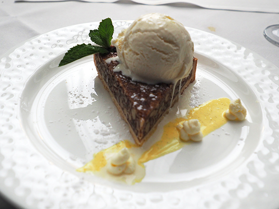Pecan Pie & Vanilla Ice Cream - photo by Luxury Experience