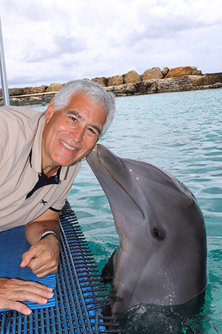 Edward F. Nesta kissed by dolphin - Curaçao Sea Aquarium