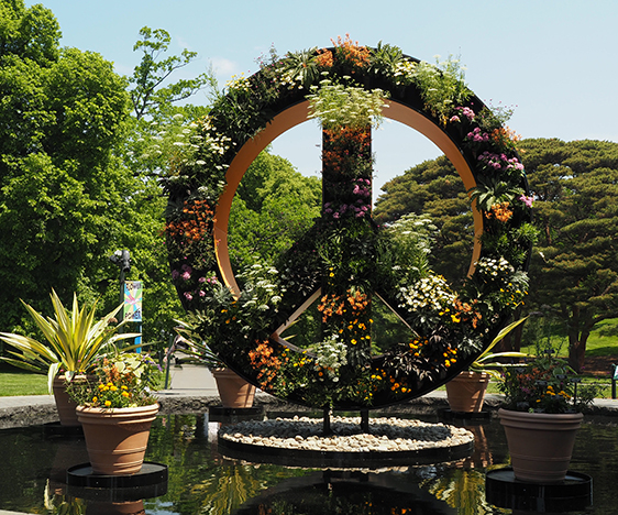 Flower Peace Sign - NY Botanical Gardens - photo by Luxury Experience