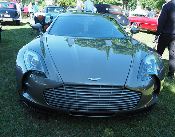 Austin Martin One-77 2011 - photo by Luxury Experience